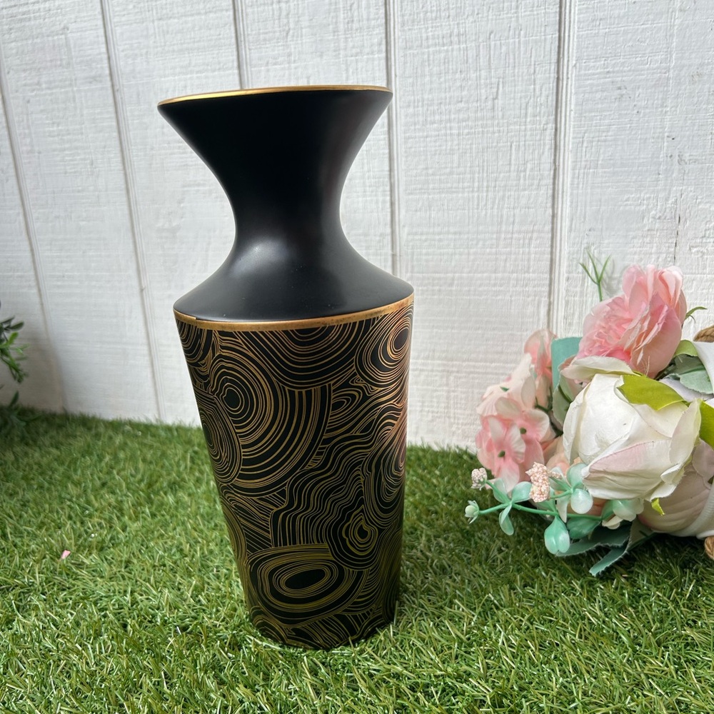 JONATHAN ADLER
MALACHITE BLACK & GOLD FUTURA VASE BLACK AND GOLD VASE
$250 NEW - Picture 11 of 16
